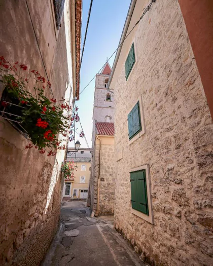 Narrow Dalmatian street — Sveti Filip i Jakov
